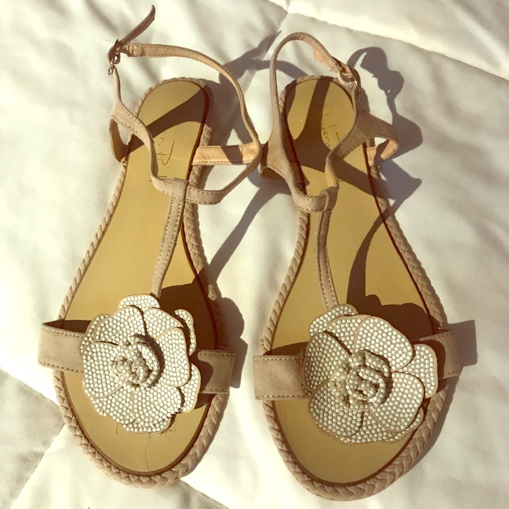 Modern Rush Sandals with pearl accent flower.